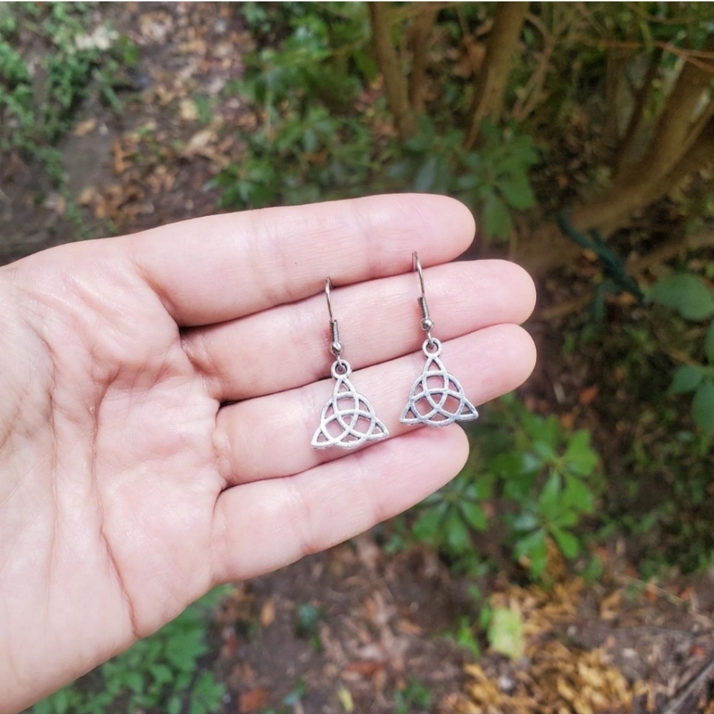 NWOT Silver Celtic Knot Triquetra Trinity Earrings - Picture 3 of 9